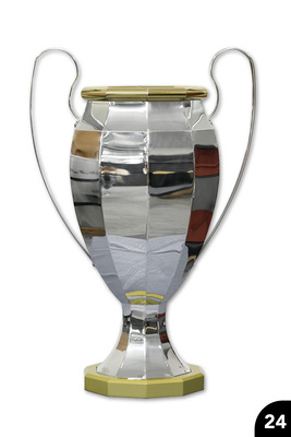 Pokal: Merteiliger Grundkörper mit konkav/konvex geschwungenen Segmenten. TiZn + CuZn&nbsp;