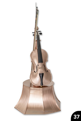 Kupfervioline: Gefalzter Korpus mit Kupferbekleidetem Holzhals und angesetzter Kupferschnecke. Geschwungener Sockel aus gefalzten Segmenten. Funktionsfähig