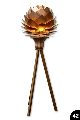 Stehleuchte: Artischockenförmig aufgefächerter Leuchtkörper auf konkav/konvex geschwungenem Sockel. Falztechnik. Cu