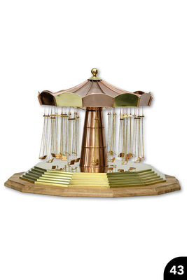 Kettenkarussell: Konkav geschwungenes Dach mit bogenförmigen Blenden und treppenförmigem Sockel. Falztechnik, Drahteinlagen. Cu + CuZn