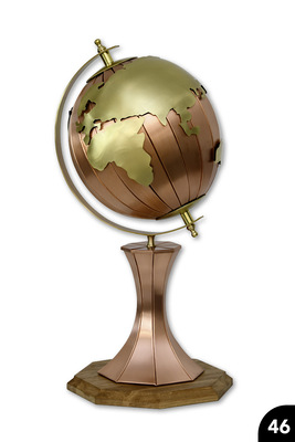 Globus: Konkav geschwungene Segmente am Standfuß. Aufgesetzte Kontinente. Falztechnik. Cu + CuZn&nbsp;
