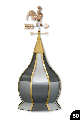 Zwiebelturm: Quer unterteilte Segmente und aufgesetzter drehbarer Wetterhahn. Falz- und Leistentechnik. Materialmix