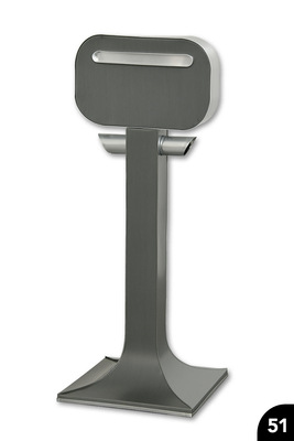 Briefkasten auf Sockel: Gebogene und geschwungene Elemente mit eingefalztem Zeitungsrohr. Materialmix