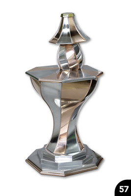 Nachttisch mit Lampe: Gedrehte Segmente mit strahlenförmiger Tischplatte. Falz und Löttechnik. Cu, CuAl, TiZn