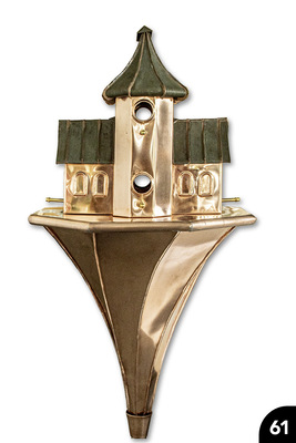 Vogelhaus auf konkav-gedrehtem, achtteilig gefalztem Sockel: Einteilige Wulst-Tischplatte. Einstiege mit Drahteinlagen. Konkav gefalzte, geprägte Dachsegmente. Cu blank u. natürlich patiniert