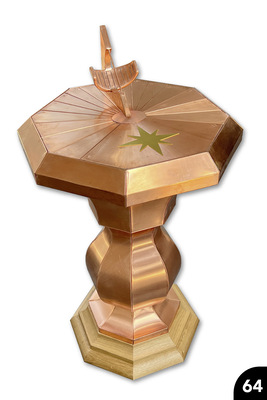 Sonnenuhr auf Sockel: Acht Säulensegmente, vielteilige Abdeckung und aufgesetzte zweite Sonnenuhr nach innen gefalzt. Cu 0,6 mm, Drahteinlage