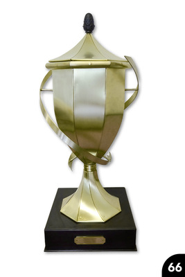 Pokal: Acht Segmente an Deckel, Vase und Übergang. Gedrehter Fuß. Geschwungene Griffe. Falz- und Löttechnik. CuZn 0,6 mm teilweise brüniert&nbsp;