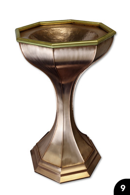 Vogeltränke: Konkav/konvex geschwungener Grundkörper. Getriebenes Innenbecken. Wulst- und Falztechnik. Cu + CuZn&nbsp;