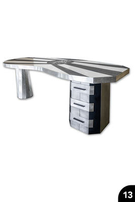 Flaschnerschreibtisch: Gefalzte Segmente und Schubladen. Strahlenförmige Tischpaltte mit Wappen. TiZn &nbsp;