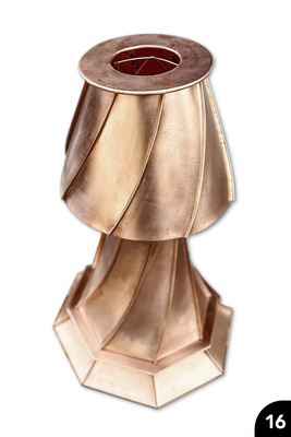 Touch-Tischlampe: Hauptteile mit gedrehten und gefalzten Segmenten. Drahtunterkonstruktion, Drahteinlagen. Cu 0,6 mm