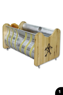 Kinderbett: Mehrteilig Gefalzt und rückseitig gelötet. TiZn walzblank und Prismo-Gold in Kombination mit Eiche Massiv