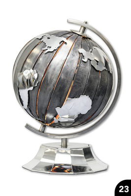 Globus: Innen beleuchtet mit aufgesezten Kontinenten und konkav geschwungenem Sockel