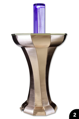 Gerdehter Brunnen mit Wassersäule: Zehn konkav/konvex geschwungene und gedrehte Segmente. Getriebene Halbkugel, Falztechnik. Cu + CuZn