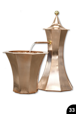 Brunnensäule mit Becken:Konkavförmige gefalzte Segmente an Grundkörper und Dach. Cu &nbsp;