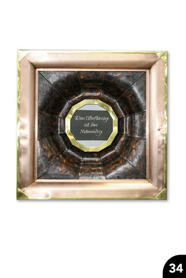 Das Überflüssige ist das Notwendige: Gefalzter Wandschmuck mit getriebenen Innensegmenten. Cu + CuZn &nbsp;&nbsp;