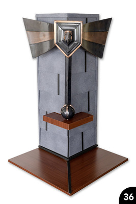 Zierstück Adler: Mehrteilige Säule. Stilisierter Adler mit Schwingen. Falztechnik. Metall-Holz-Materialmix