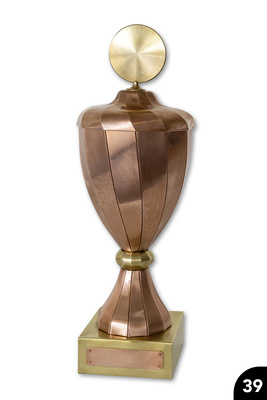 Meisterpokal: Gedrehte Segmente an Grundkörper und Deckel. Nach innen gefalzt. Cu + CuZn