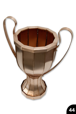 Pokal: Konkav/konvex geschwungene Segmente mit Kranz und Fuß. Falztechnik, Drahteinlagen. Cu