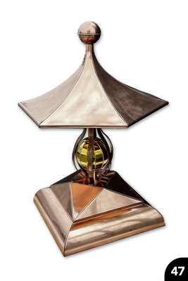 Bimetall-Zierpagode aus teilweise getriebenem Kupfer und Messing. Verbindungstechnik: Falzen, Löten, Nieten. Cu + CuZn&nbsp;