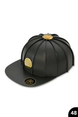 Snapback Cap: Gewölbte Außen- und Innensegmente. Aufgesetzte Zierelemente. Falztechnik. Materialmix