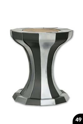 Spenglersäule: Konkav/konvex geschwungene Segmente. Linearer Sockel. Falztechnik. Materialmix