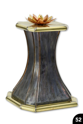 Spenglersäule: Konkav geschwungene Segmente mit Sockel und aufgesetzter Blüte. Falztechnik. Materialmix