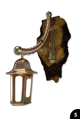 Wandlaterne an Gliederbogen: &nbsp;Konkav/konvex geschwungener Deckel. Wulst- und Falztechnik. Cu + CuZn&nbsp;