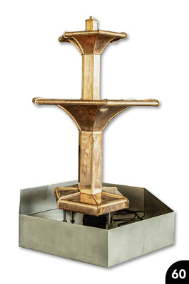 <p>Springbrunnen: Mehrteilig segmentierter Grundkörper mit Sockel und Wulsten. Falztechnik. Cu</p>