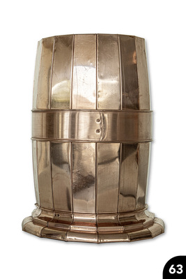 Kupferfass: Mehrteiliger Grundkörper mit konvex-konkav geschwungenem Sockel. Falztechnik