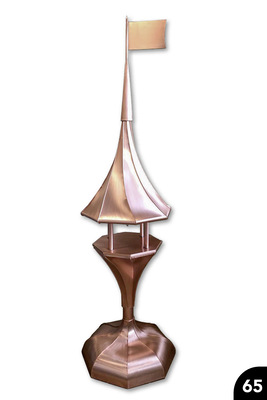 Wetterglocke mit Windfahne: Acht gedrehte Segmente, konkav/konvex geschwungener Sockel. Falz- und Wulsttechnik mit Drahteinlage. Cu 0,6 mm