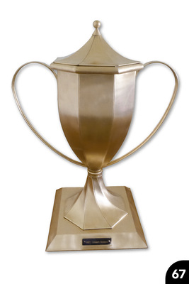 Achteckiger Pokal: Nach innen gefalzter Körper. Henkel mit Drahteinlage, Zweiteilige VA-Kugel. Cu und VA&nbsp;