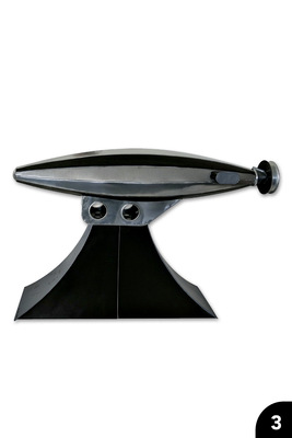 3 Modell-Zeppelin auf mehrteiligem, eingeschwungenem Sockel