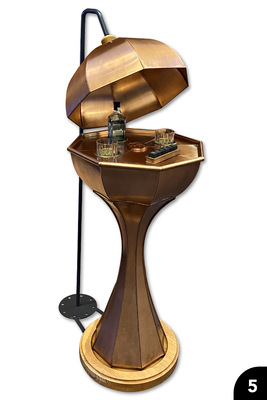 5 Kupferner Bartisch mit abnehmbarem achtteiligem Deckel und geschwungenem Sockel 