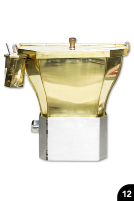 12 Messingbehälter auf Sockel mit segmentierten Elementen, Deckel und gedrehtem Zusatzbehältnis 