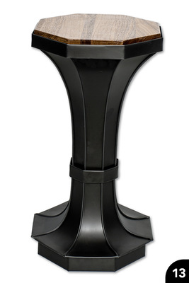 13 Mehrteilige geschwungene und nach außen gefalzte Säule mit Spange und Sockel 