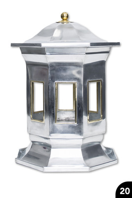 20 Zinkobjekt mit Fenstern, geschwungener Abdeckung und segmentiertem Sockel 