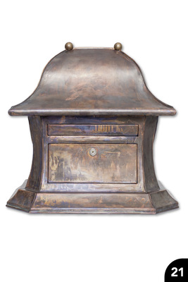 21 Briefkasten aus Kupfer mit geschwungener Abdeckung und segmentiertem Sockel 