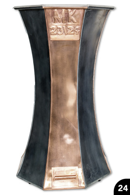 24 Stehtisch mit Wulst sowie mit eingeschwungenen und gefalzten Segmenten 