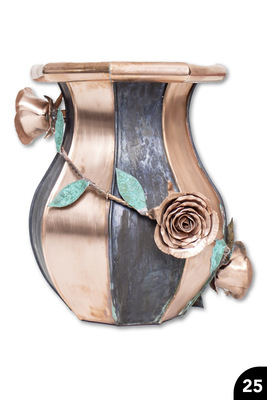 25 Mehrteilige Vase mit Zier-Rankrose und Wulstabschluss 