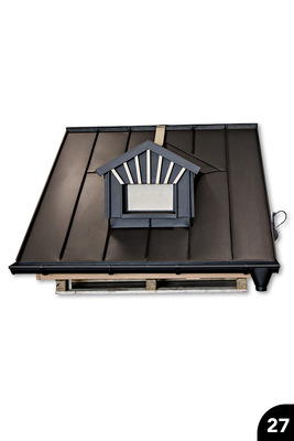 27 Dachmodell mit Gaube, Kehlen, integrierten Brust-Anschlussscharen und gefalztem Zier-Gaubenspiegel 