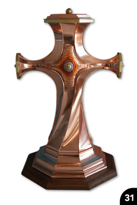 31 14-teiliges Kreuz mit Kupfer-Treibarbeiten. Konkav/konvex geschwungen um ein Segment gedreht  
