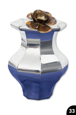 33 Konkav und konvex geschwungene Tischblumenvase mit eingesteckter Zierblume