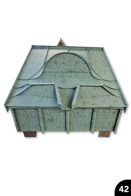 42 Aluminium-Dachmodell mit geschwungener Gaube, integrierter eingefalzter Entwässerungsrinne sowie konisch geformtem Auslaufspeier