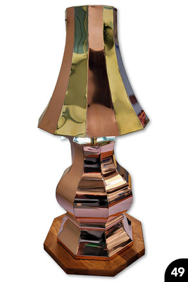 49 Tischlampe mit geschwungenem Schirm und ­segmentiert-gewölbtem Standfuß