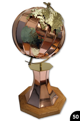 50 Kupfer-Globus mit aufgesetzten getriebenen Kontinenten und segmentiertem Standfuß