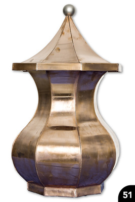 51 Segmentierte, nach innen gefalzte Kupfervase mit turmähnlichem Deckel und Abschlusskugel