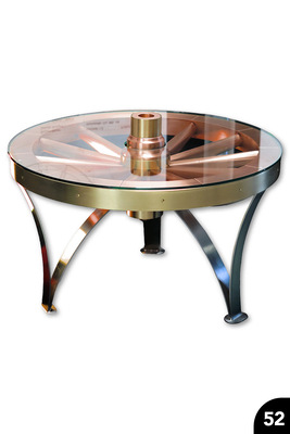 52 Aufwendig hergestellter Couchtisch in Form eines Wagenrads aus Kupfer. Nabe, Speichen und Felge bestehen aus jeweils mehrteiligen und gefalzten Einzelelementen 