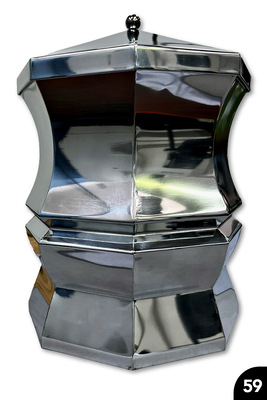 59 Spenglerbehälter mit konkav/konvex geformten Segmenten und mehrteiligem Sockel 