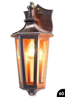 60 Wandleuchte mit geschwungenem, gefalztem Deckel und filigranem Abschlussboden 