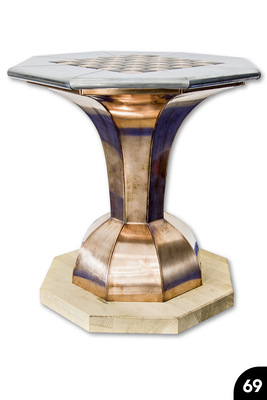 69 Beistelltisch mit achtteiligem Übergangskörper aus konkav/konvex geformten Segmenten 